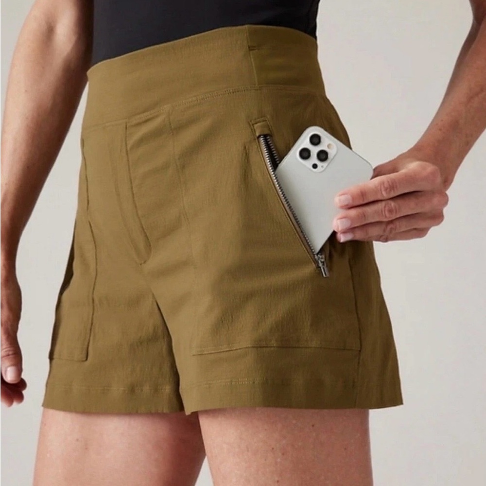 Athleta Trekkie North Mid Rise Shorts Olive Green Women’s Size 8 Hiking Outdoor